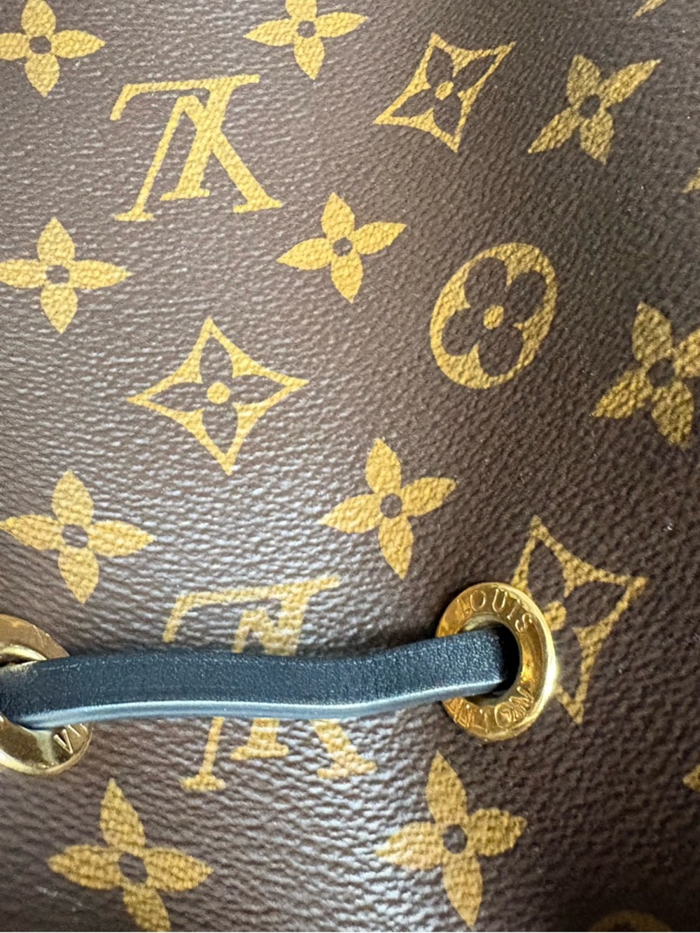 Louis Vuitton Brown Monogram Drawstring Bucket Bag w/ Black Strap Authenticated - Picture 4 of 10